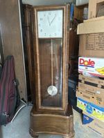 Standuhr Nussbaumholz mit Pendel und Werk