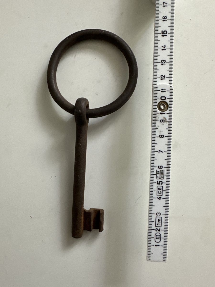 Chiavi: Rostiger Schlüssel mit Metallring. – Usato da Zürich venduto da Chaeffeler 2