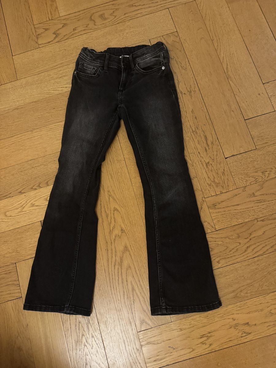 H&M Hosen: H&M Low Rise Flared Black Jeans – Gebraucht aus Genève von Stephanie.xx