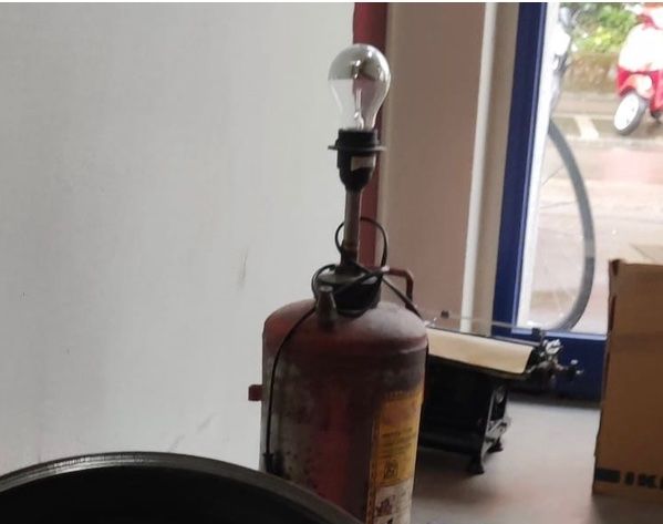 Lampade: Feuerlöscher Lampe – Usato da Zürich venduto da baltensperger58 1