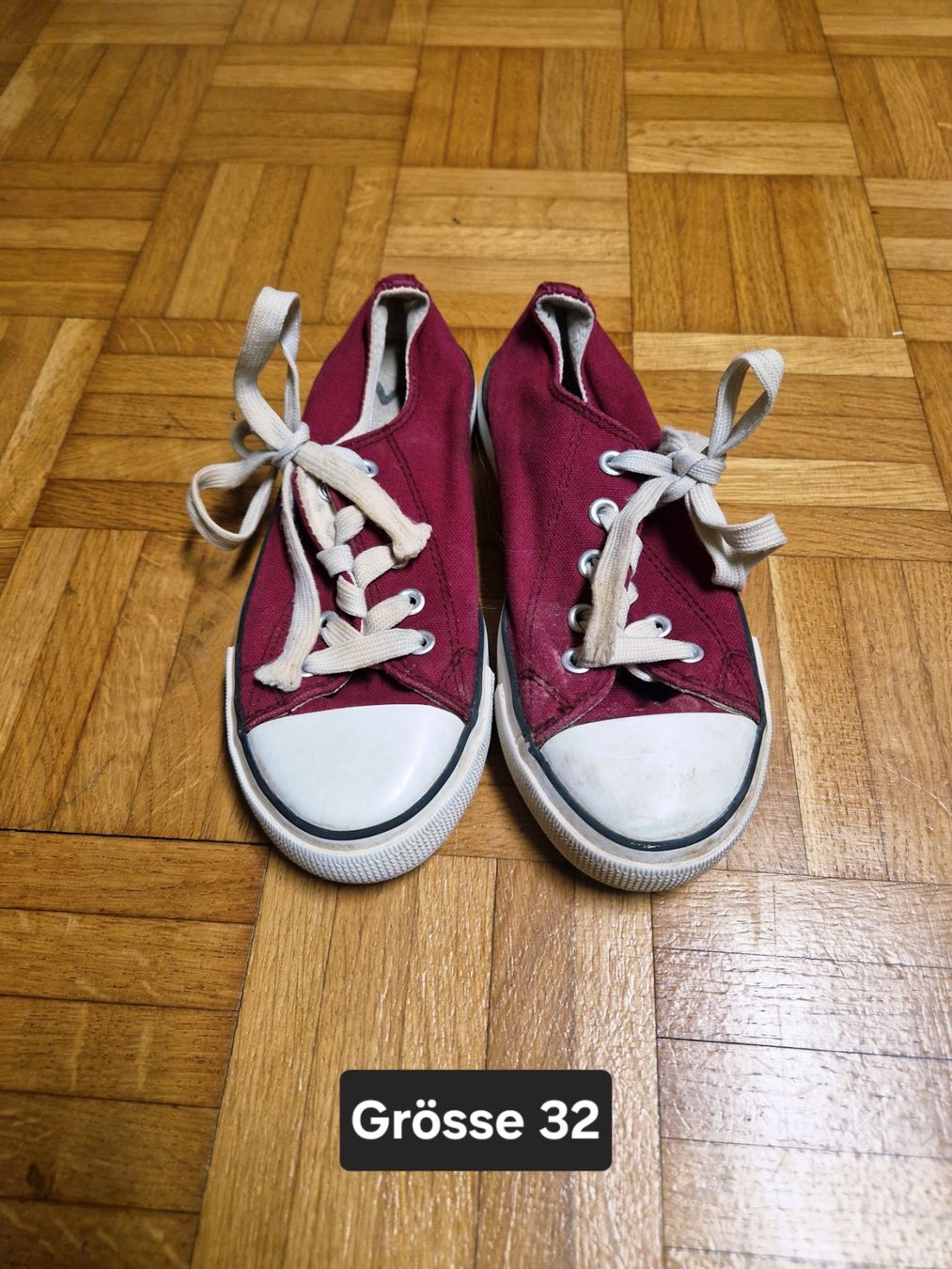 Scarpe per ragazze: Turnschuhe Grösse 32 – Usato da Stüsslingen venduto da white_angel86