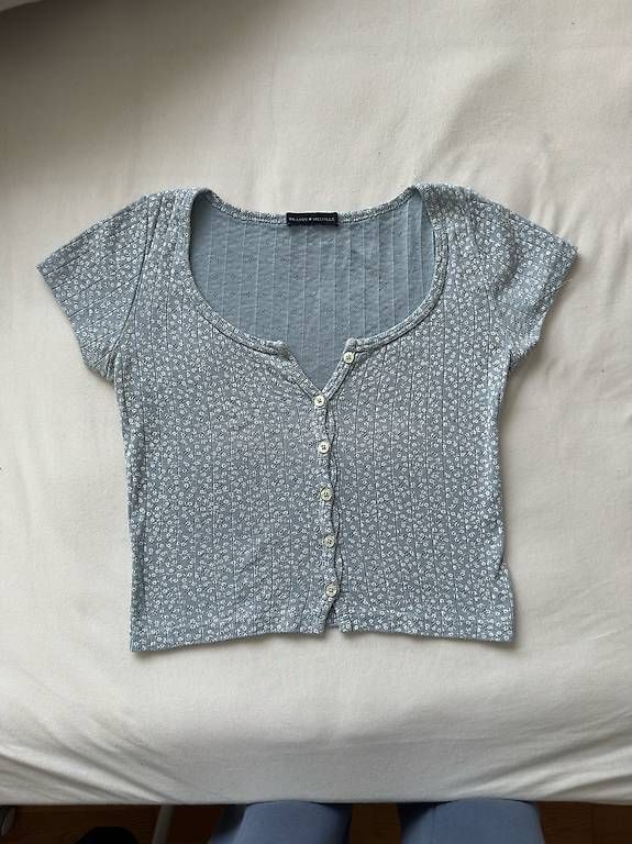 Top: Brandy Melville Top hellblau mit Blumenmuster – Usato da Winterthur venduto da ClosetFindsCH