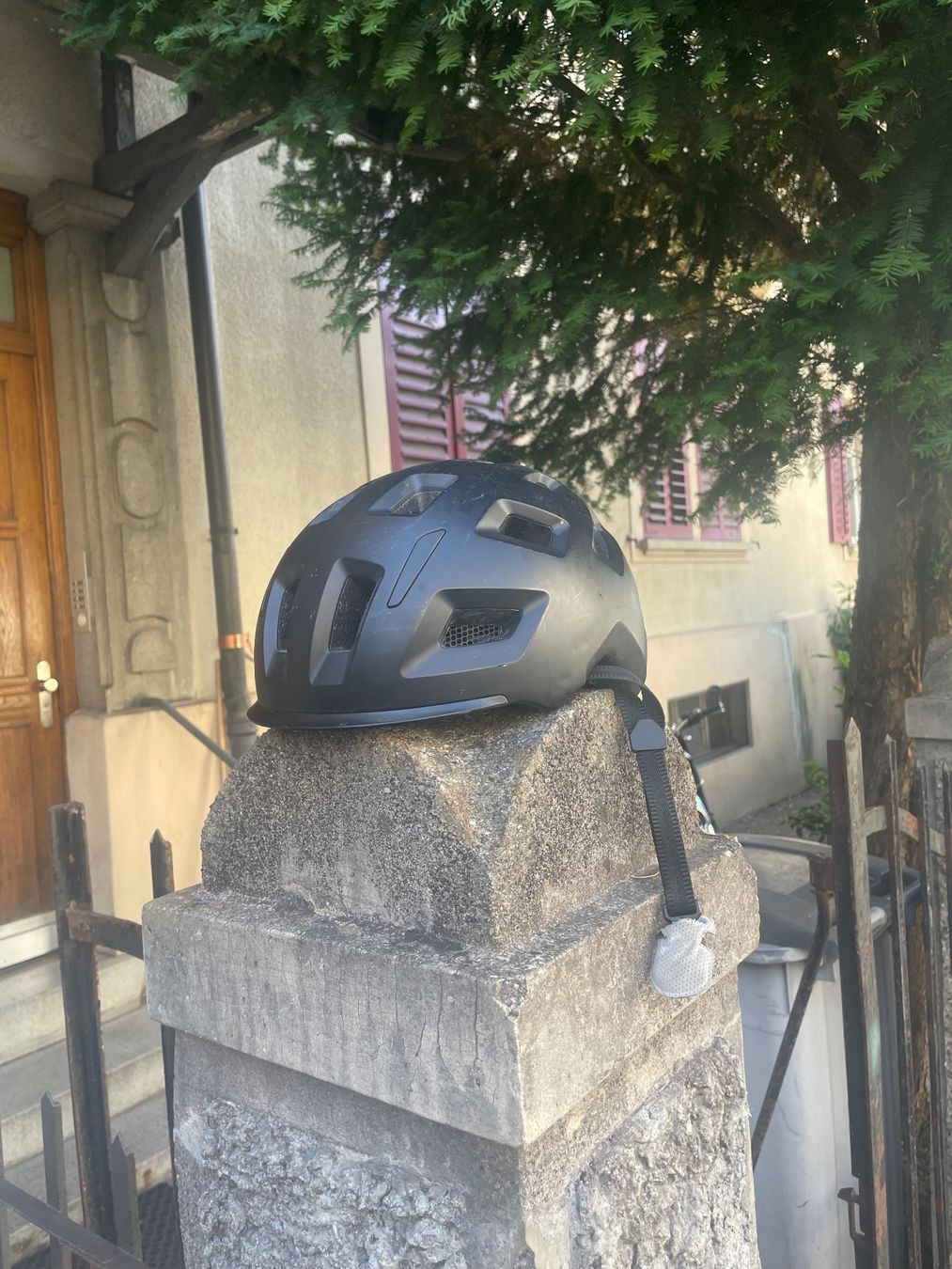 Helme: Fahrradhelm mit integriertem Licht – Gebraucht aus Zürich von dakel19