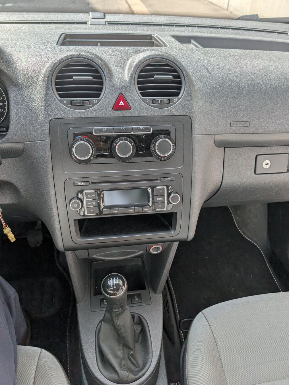 VW Camping Fahrzeuge: FRISCH AB MFK!Camper VW Caddy Maxi (Campingausbau,Campervan) – Gebraucht aus Zürich von hobbit87 9