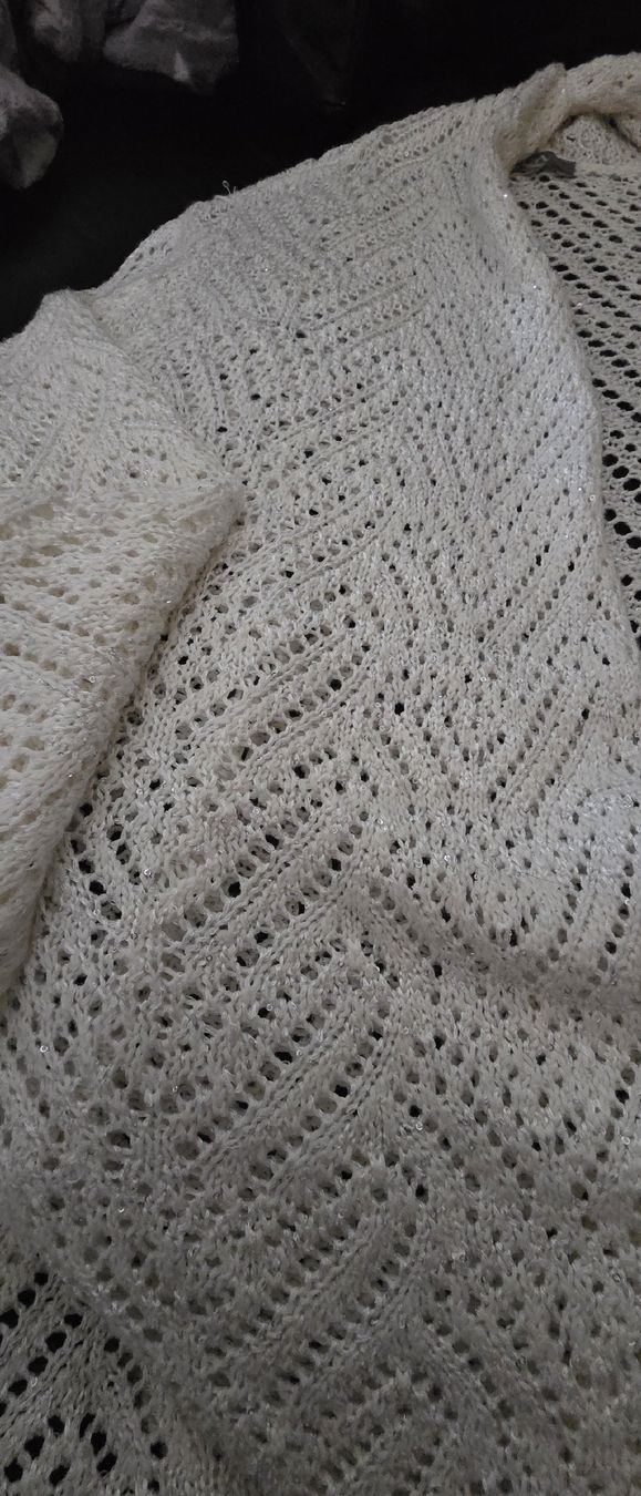 C&A Giacche: Pailletten Strickjäckchen Gr. 44/46 mit Lochmuster – Usato da Ellikon an der Thur venduto da Ribbeli 2