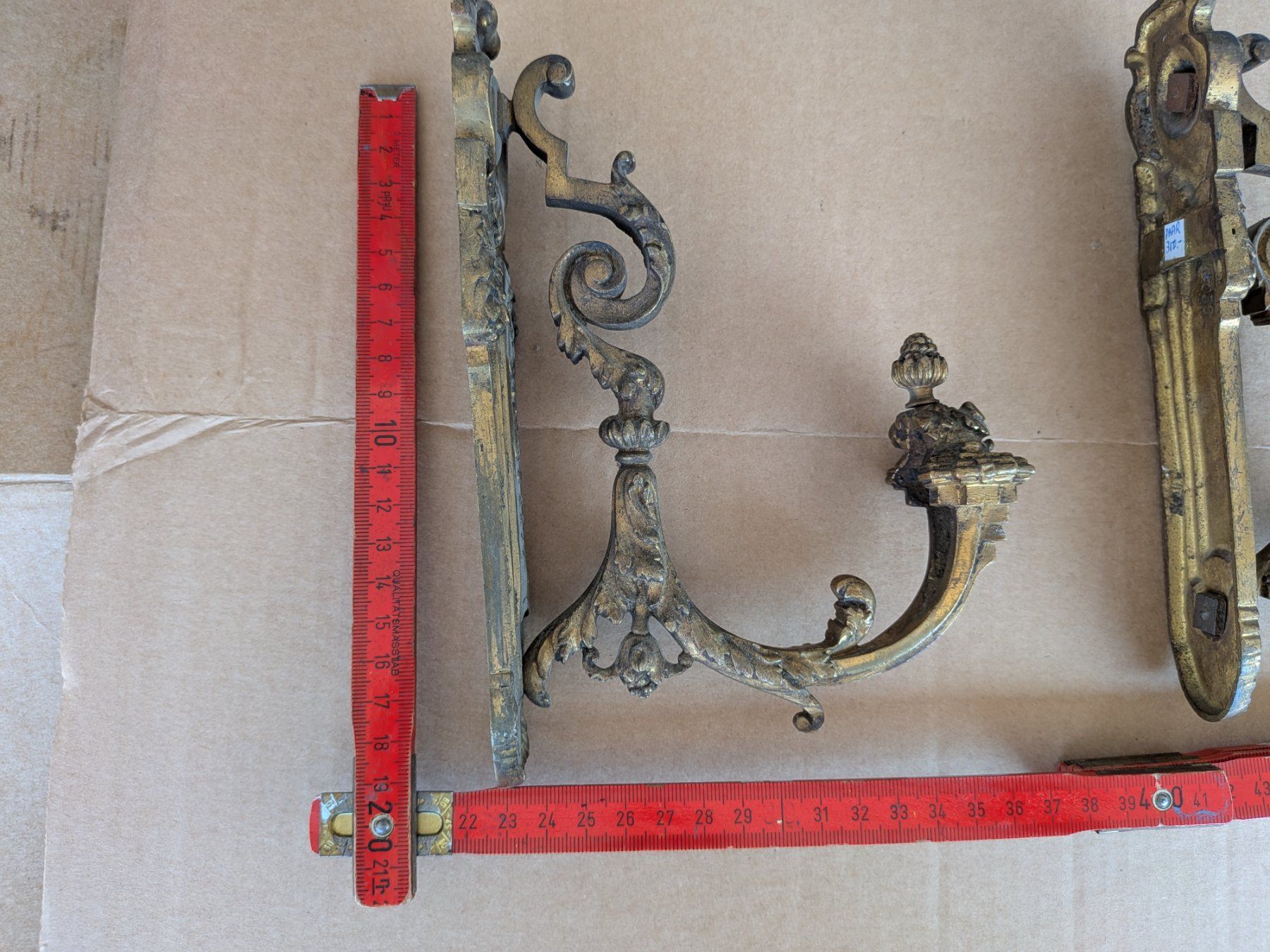 Skulpturen & Statuen: 2 antike Bronze Vorhangstangenhalter oder Raffhalter – Gebraucht aus Emmen von Brockofsky 4