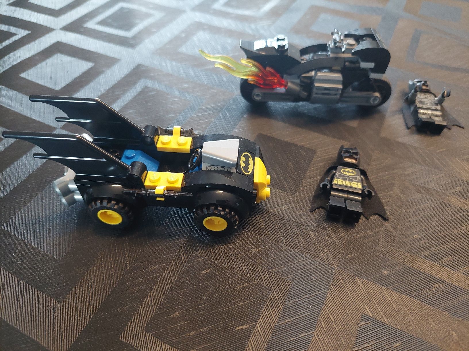 Lego Spielzeuge: Lego Batman Set, 2 Batcycle & 2 Figuren – Gebraucht aus Zetzwil von sti_x9xf
