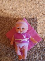 deAO Mini-Babypuppe mit Tuch, 12 cm