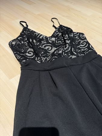 Schwarzer Jumpsuit mit Spitze Gr. S