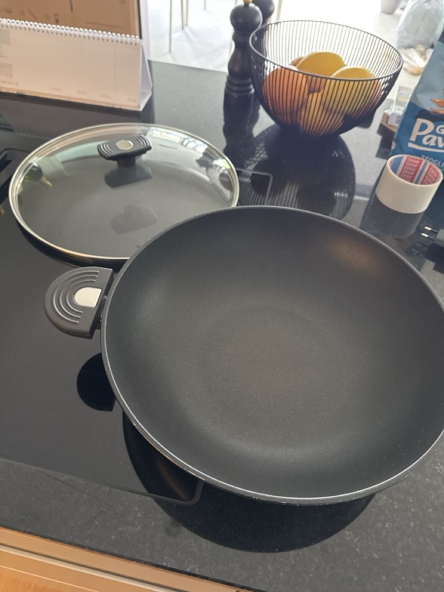 Padelle: Wok Bratpfanne mit Glasdeckel Durchmesser ca. 28cm – Usato da Spreitenbach venduto da jeremydaniels.ch 1