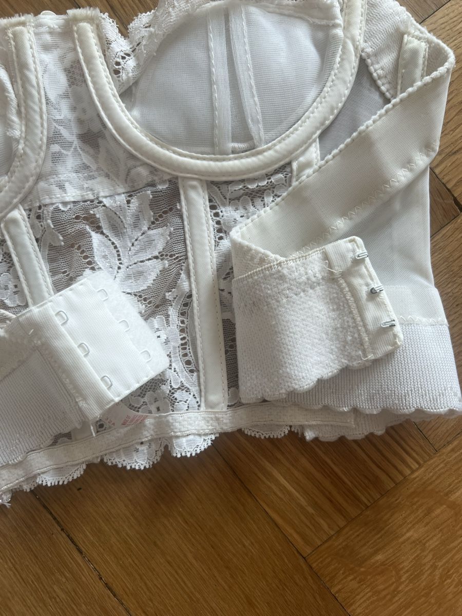 Top: Fleur de Lace Vintage Cropped Corset – Usato da Zürich venduto da daria_m 2