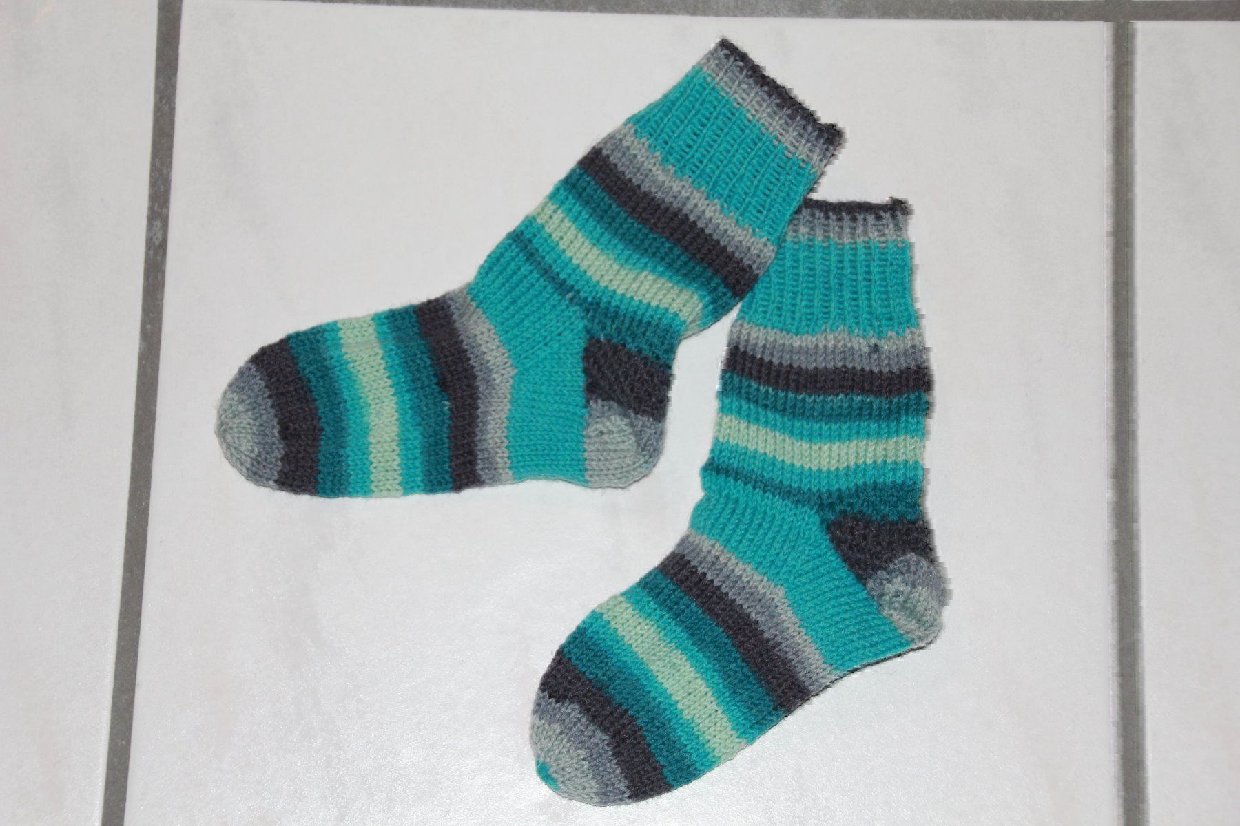 Calze per bambini: Handgestrickte Kindersocken Grösse 26 – Nuovo e nell'imballaggio originale da Wallenwil venduto da Sahron