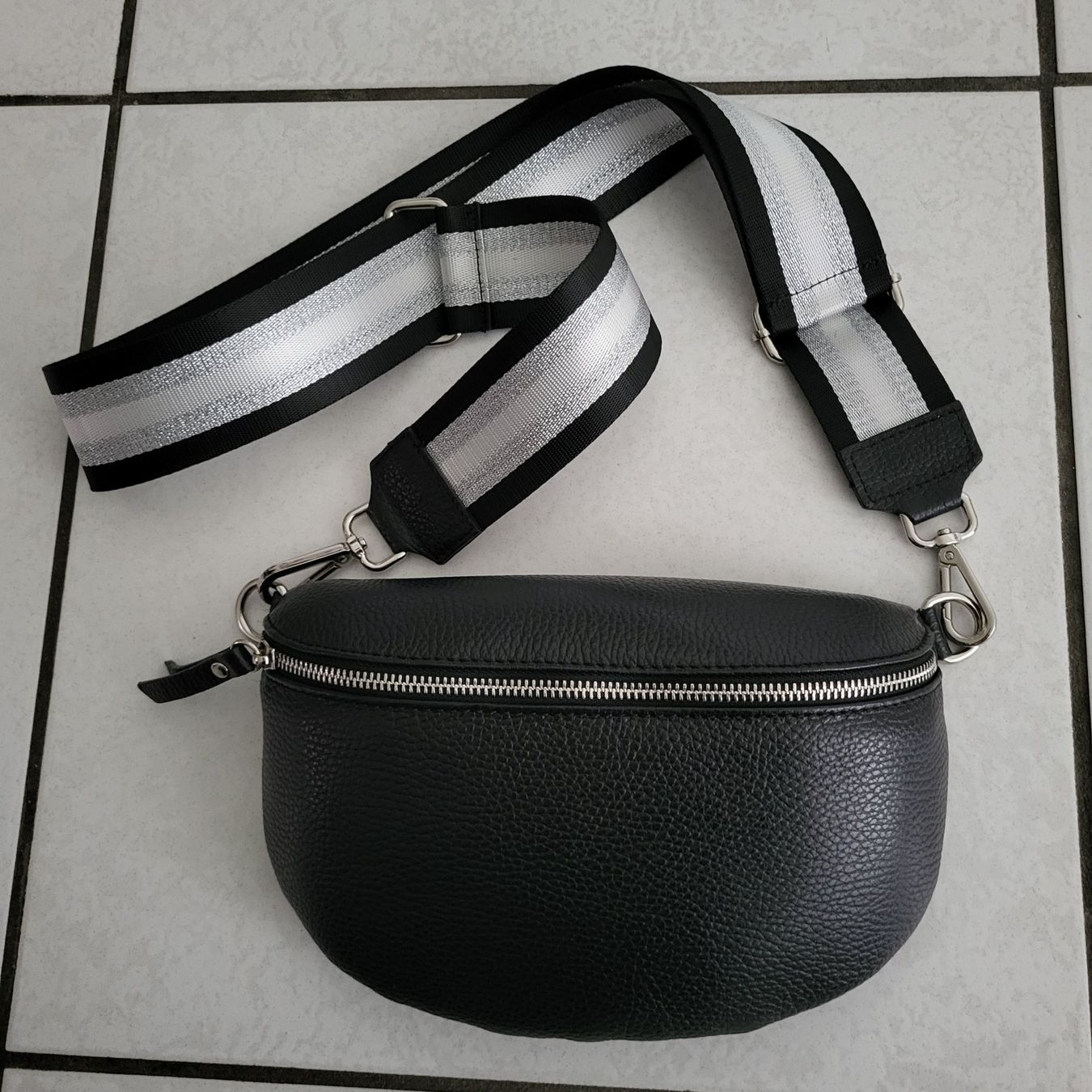 Taschen für Damen: Crossbody Tasche Leder schwarz – Neu (gemäss Beschreibung) aus Grüsch von zottli26