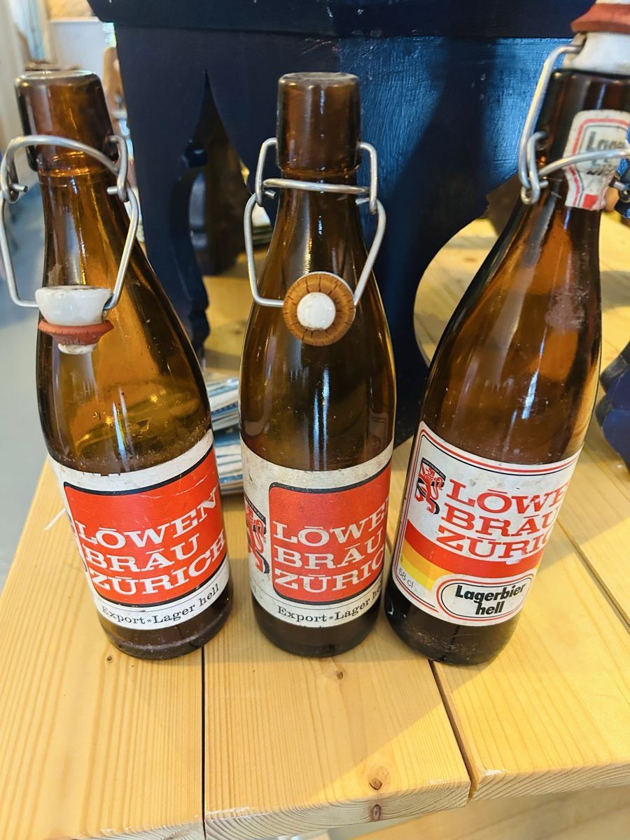 Bicchieri, Caraffe & Bottiglie: 3 Antique Lowenbräu Flaschen – Usato da Zürich venduto da KuduKing