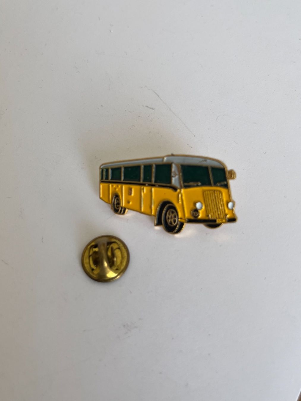 Saurer Plaketten & Abzeichen: Pin Postauto Bus gelb – Gebraucht aus Dietikon von sch_w2tw