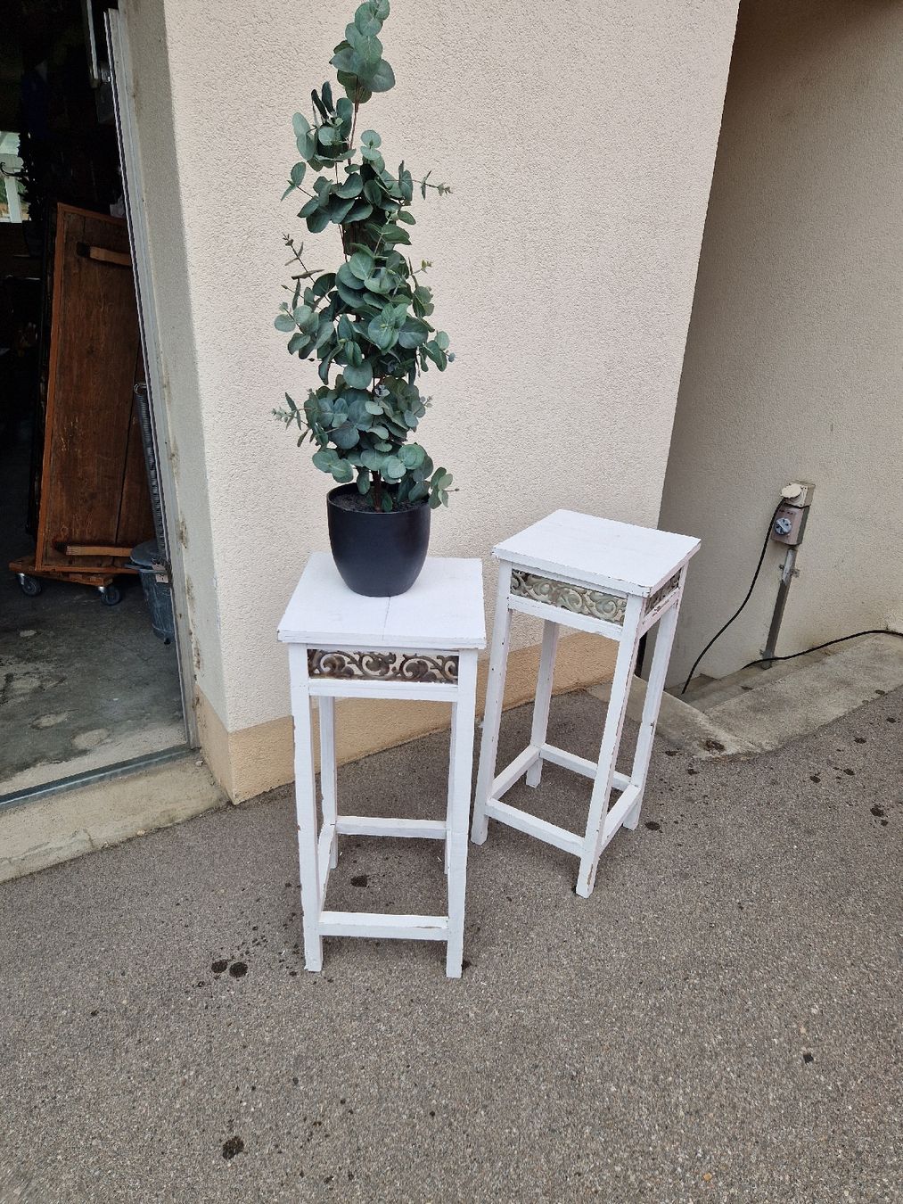 2er Set Pflanzenhocker Weiss Shabby Chic Vintage Landhaus (Gebraucht) in Mörigen für CHF 40 – nur Abholung auf Ricardo kaufen