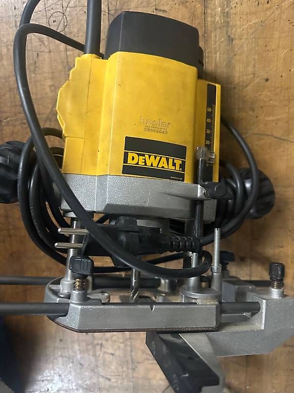 Tutte le macchine: Dewalt DW615 Oberfräse – Usato da Aathal-Seegräben venduto da rom_cg7q