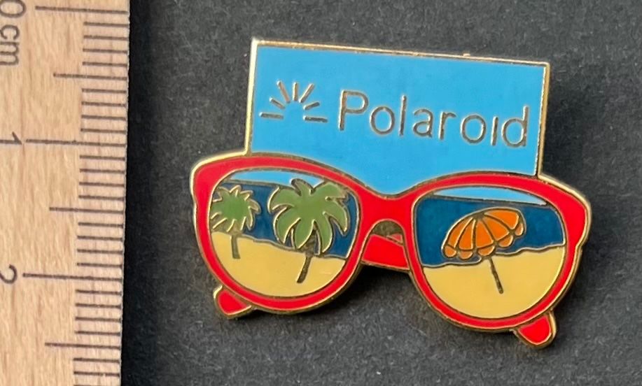 Placchette & Badge: Polaroid Sonnenbrille, Pin – Usato da Ostermundigen venduto da DaxKarten-75