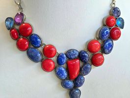 Bunter Vintage Colliers-Schmuck mit roten und blauen Steinen