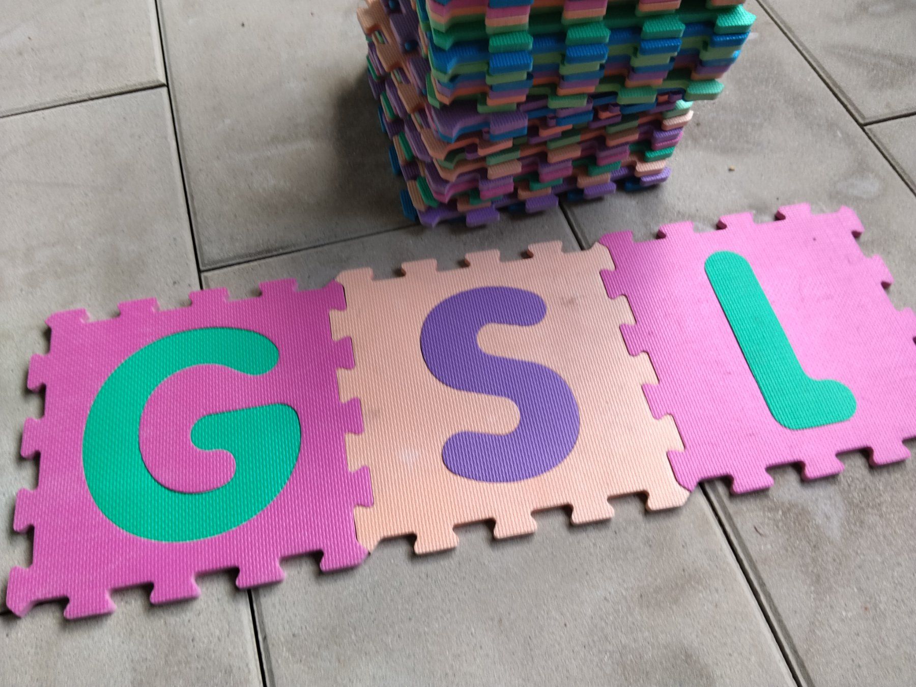 Rivestimenti per pavimenti: Bodenbeläge Puzzles 36 Stück – Usato da Muri AG venduto da Suiphi 1