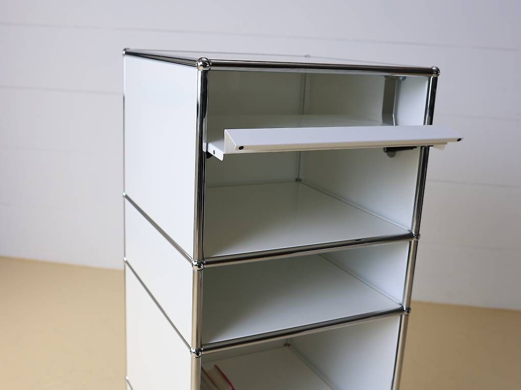 USM Scaffali: USM Haller Highboard Reinweiss mit Prospekthalter – Usato da Meinisberg venduto da atelier_TILIJA 1