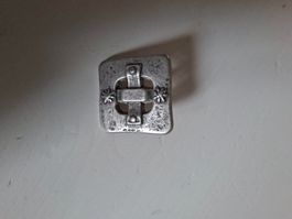 eckiger Knopf aus Metall