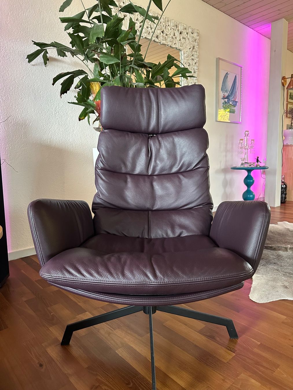 Poltrone: Makelloser Ledersessel mit Hocker von KFF – Usato da Zollikofen venduto da Danu