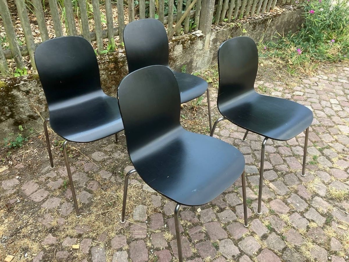 Sedie: Set aus vier schwarzen Stühlen mit Metallbeinen – Usato da Muttenz venduto da stamar12