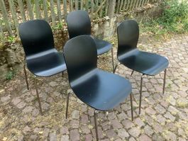 Set aus vier schwarzen Stühlen mit Metallbeinen