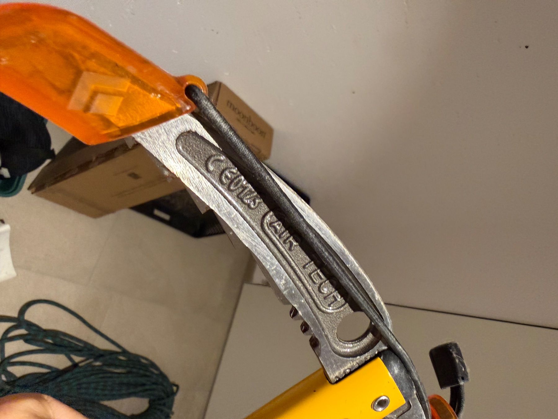 Grivel Attrezzatura da arrampicata: Grivel Air Tech Evolution Eispickel gelb guter Zustand – Usato da Kilchberg ZH venduto da Pflanzina 2