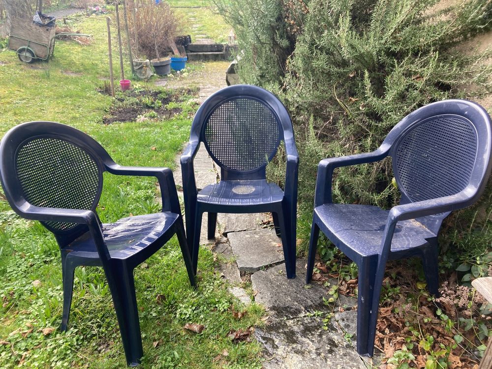 Gartenstuhl Plastik, blau, drei Stück Kaufen auf Ricardo