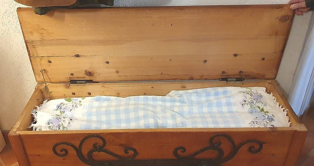 Cassapanche: Coffre en bois avec des décorations en fer forgé – Usato da Saint-Gingolph venduto da Olamitsi 3