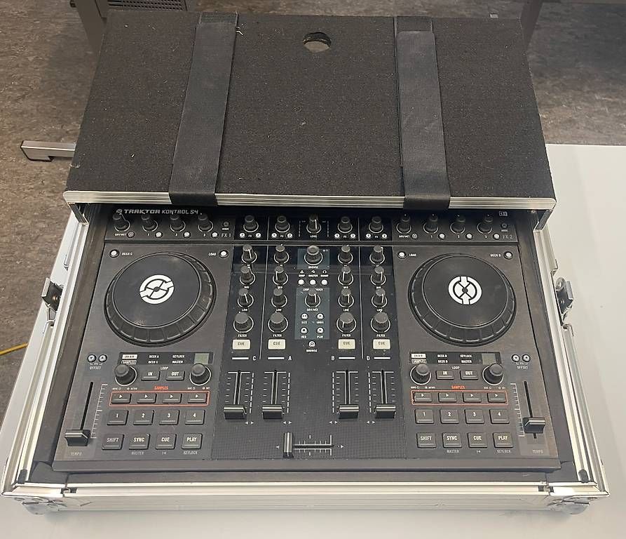 Platines de mixage: DJ Controller Traktor Kontrol S4 MK1 inkl. Flightcase – D'occasion à Winterthur par mar_7tr9 1