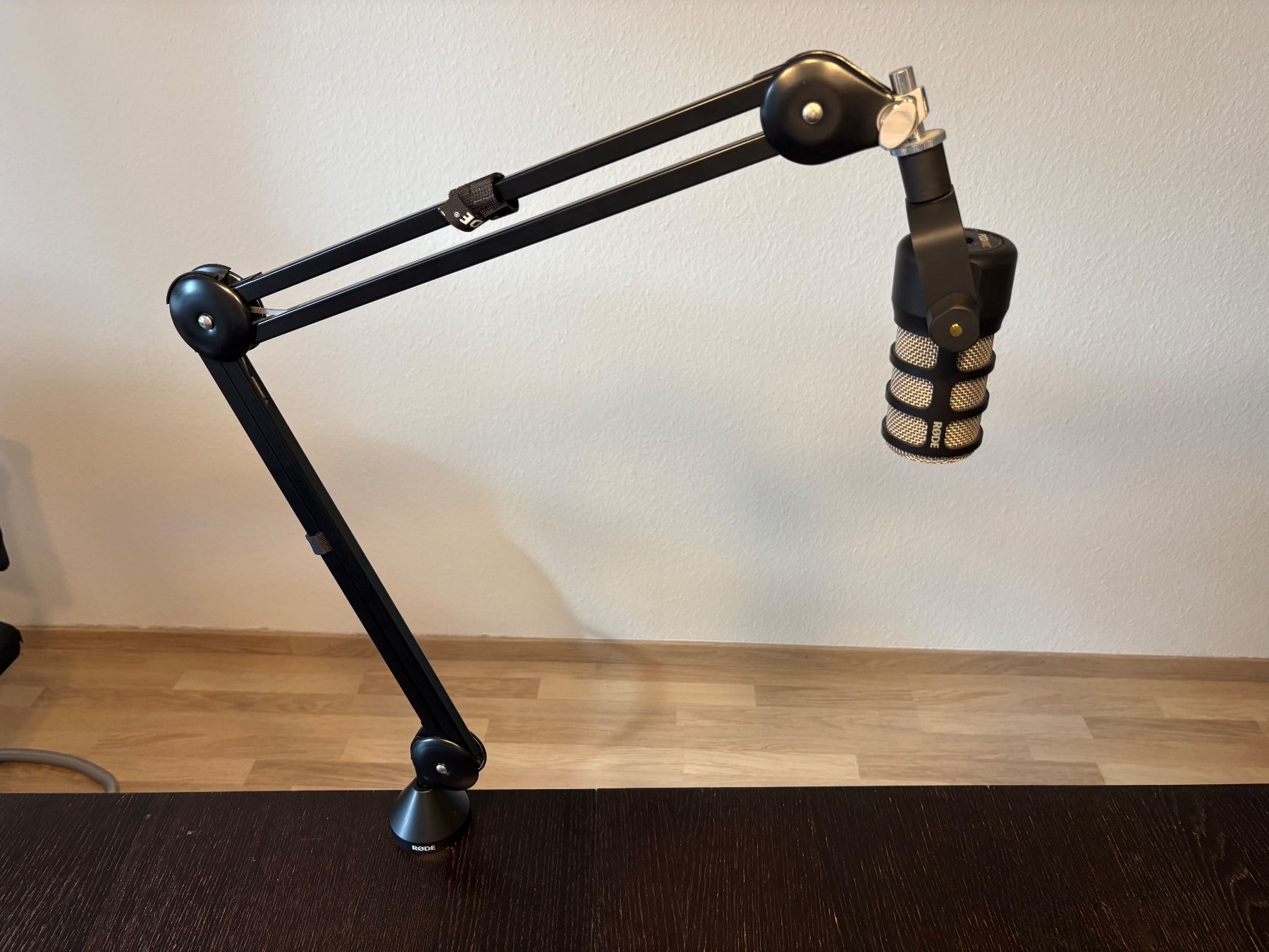 Røde Microfoni: "RODE PodMic" Mikrofon mit "RODE Psa1" Mikrofonarm – Usato da Winterthur venduto da ShoopLeon 1