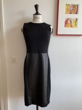 AKRIS: Lässiges, schwarzes Kleid mit veganem Leder, 36
