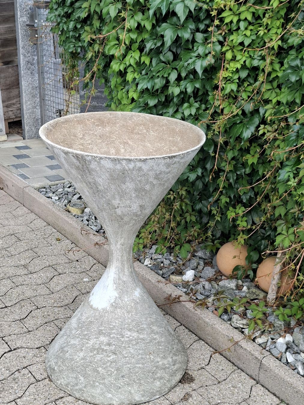 Eternit Vasi per fiori: Willy Guhl Eternitt Blumenspindel  – Usato da Ganterschwil venduto da HeidiuPeter 1