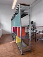 Regalsystem Errex mit farbigen Einlagen und Sperrholzplatte
