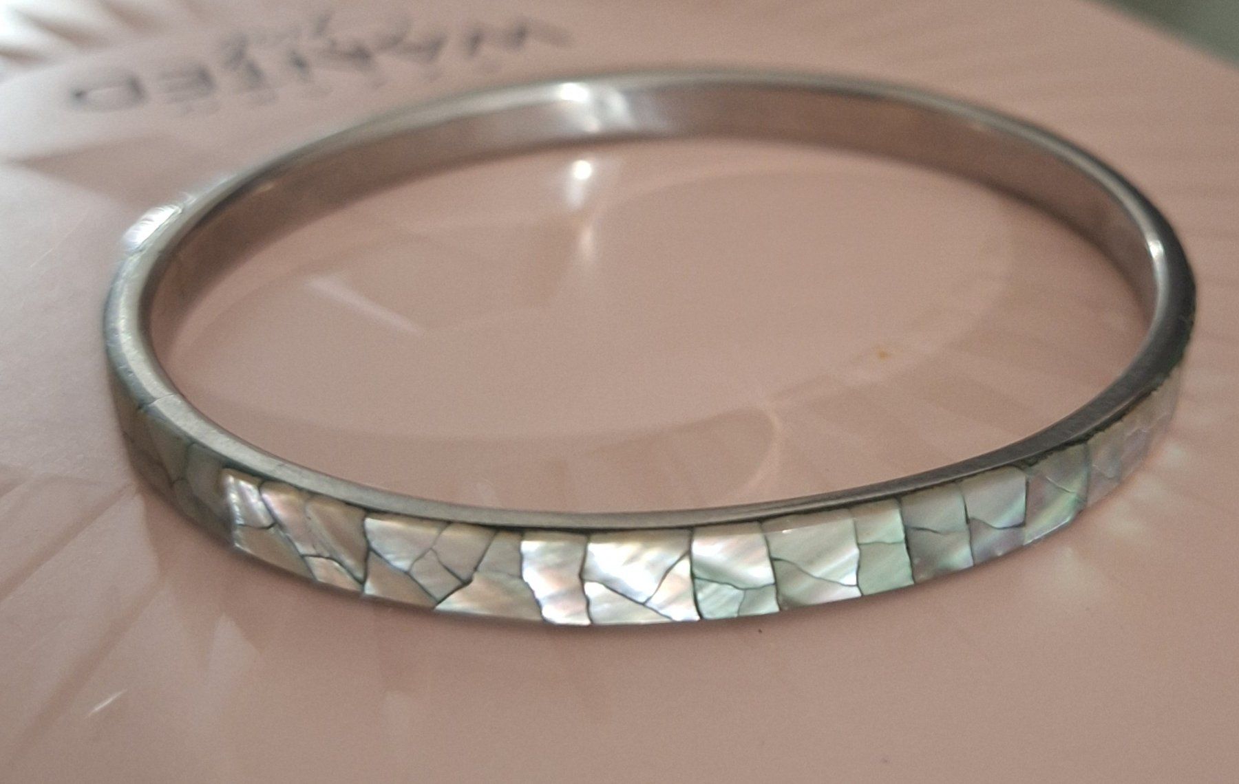 Bracelets: PERLMUTT ARMREIF WIE EIN REGENBOGEN – D'occasion à Kerzers par ExpressoTerreno
