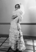 Grosses Foto ein Model trägt 1984 ein Kleid v. Ginger Rogers