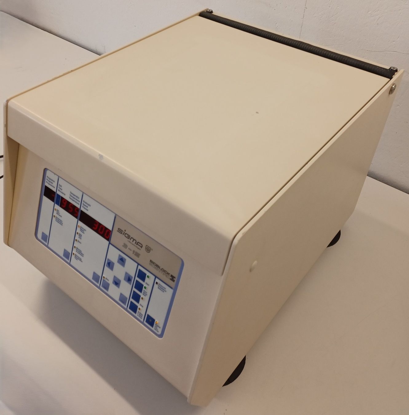 Accessori da laboratorio: Sigma 3-15 Tabletop centrifuge – Difettoso da Niederdorf venduto da LeptonAG_Labor