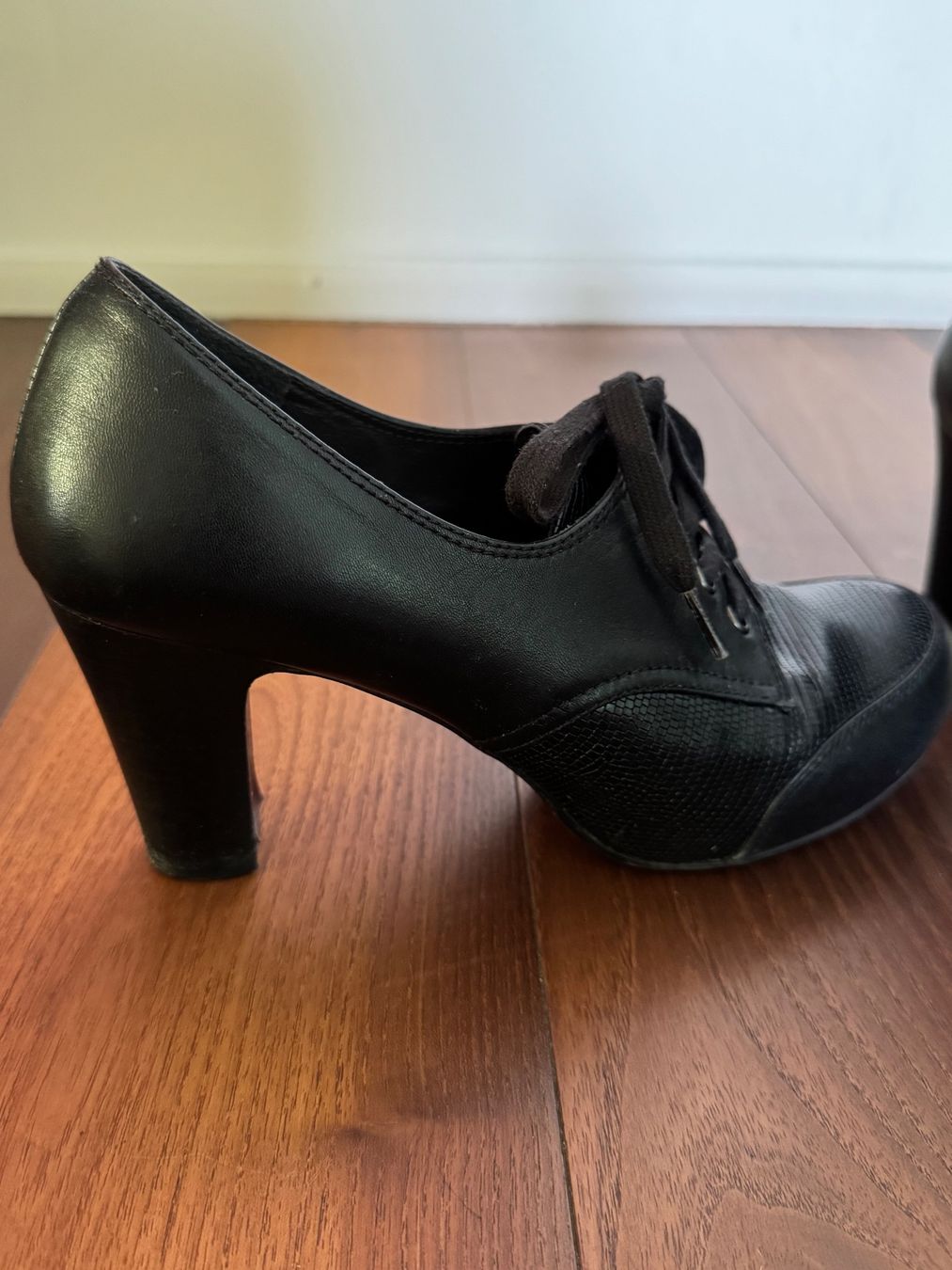 Scarpe da donna: Chie Mihara Leder-Pumps Gr. 39 schwarz – Usato da Zürich venduto da Parsimonious 6