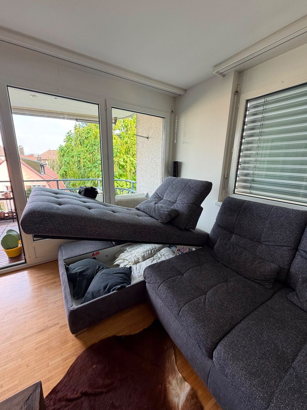 Mömax Sofas: Graphitfarben/grau Flachgewebe Graphitfarben, Grau mit Bett – D'occasion à Dübendorf par rogcol