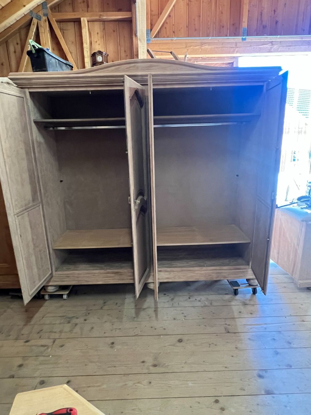Schränke: ART 1057-H Armoire chêne sablé – Gebraucht aus Pont-La-Ville von BCMGLEAL 1