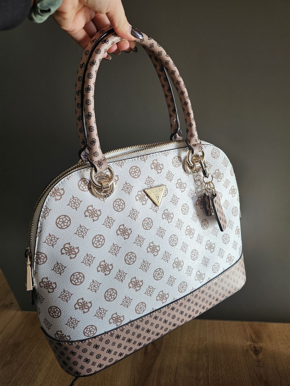 Taschen für Damen: Guess Cessily Logo Handbag – Neu (gemäss Beschreibung) aus Triengen von lar_5vvf