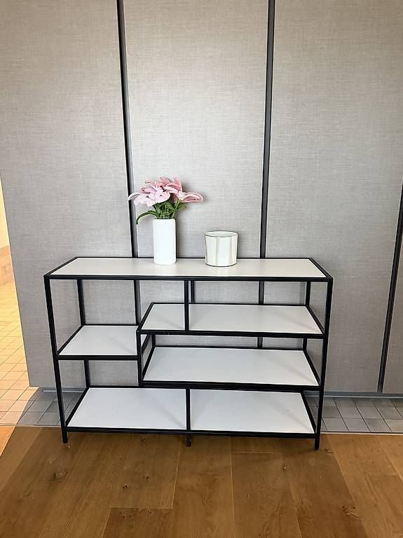Commodes: Moderne Kommode / Sideboard mit Metallgestell – D'occasion à Kloten par Leamarie24