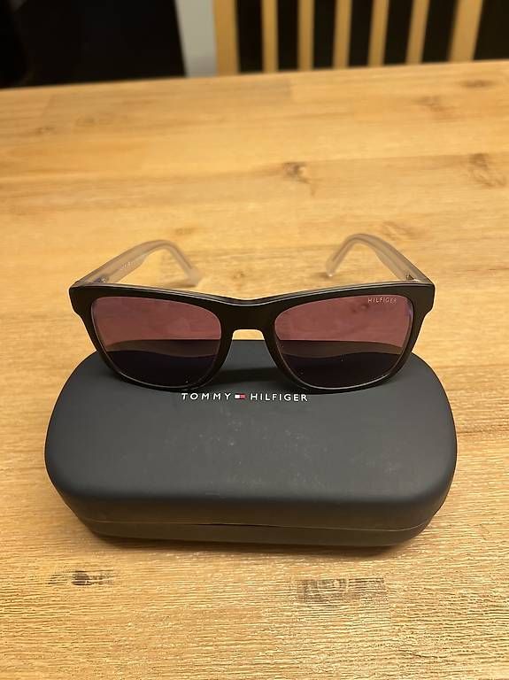 Brillen & Gläser: Tommy Hilfiger Sonnenbrille – Gebraucht aus Herznach von cassanese87011 2