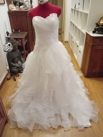 Abito da sposa bianco con volant e strascico
