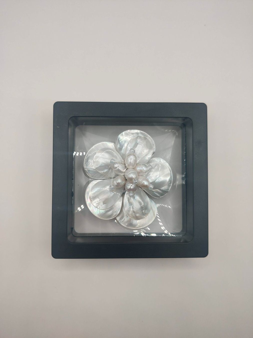 Spille & Fermagli: **Neu** Brosche Blume aus Perlmutt und Süsswasser Perlen – Nuovo e nell'imballaggio originale da Luzern venduto da jul_bn7b 3