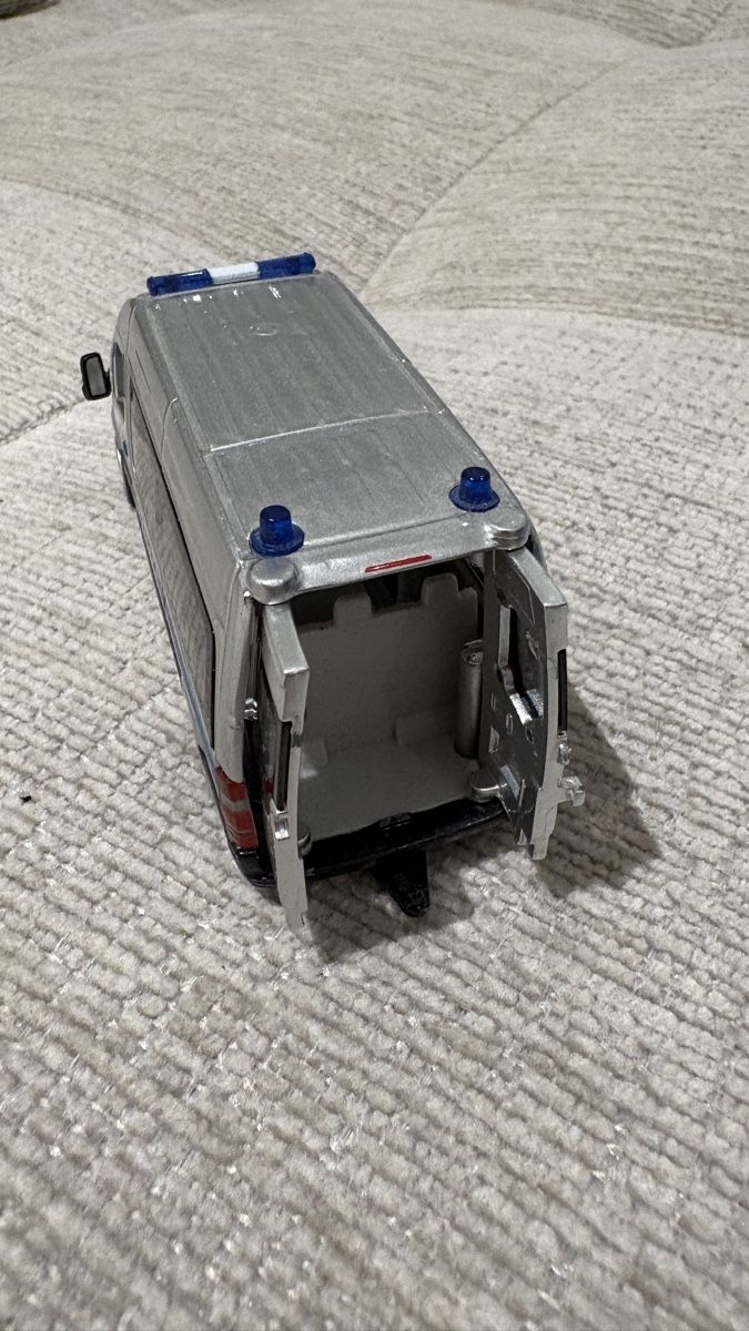 Mercedes-Benz Modellini d'auto: Mercedes Sprinter Polizei Modellauto silber – Usato da Zürich venduto da alivasalli 5