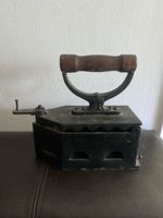 Fer à repasser ancien en fonte avec poignée en bois